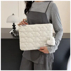Detalle de bolso acolchado minimalista para tableta con colgante de corazón de felpa, blanco.
