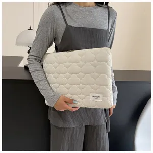Funda para laptop acolchada minimalista coreana con lindo patrón de corazones y etiqueta.