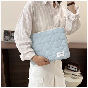 Funda acolchada para tableta de nube azul claro bolsa de almacenamiento minimalista linda