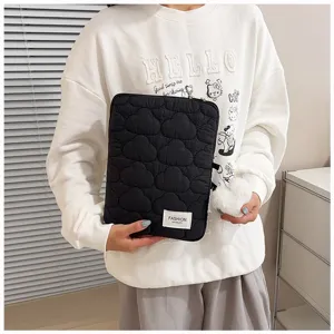 Funda para portátil acolchada negra de estilo coreano con motivo de nube y colgante esponjoso.