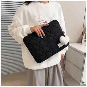Funda acolchada negra para portátil de mujer, bolso tablet bonito con colgante de corazón de peluche.