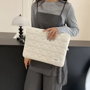 Estuche acolchado para portátil en beige, bolso para tableta con motivo de nubes para uso diario.