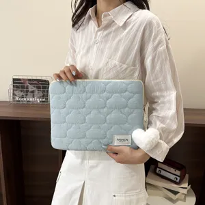 Funda acolchada para portátil, bonita bolsa de nube para tableta con pompón suave.