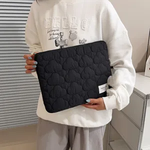 Funda para ordenador portátil acolchada negra con pompón suave, diseño minimalista elegante.
