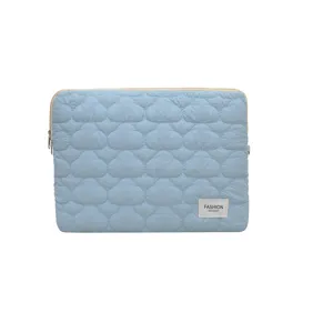 Lindo maletín para portátil acolchado en azul claro, elegante funda acolchada para tableta de mujer.