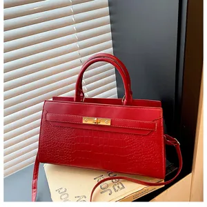 Rote Handtasche mit Krokodilmuster, elegante Damentasche mit Henkel für stilvollen Alltag.
