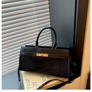 Schwarze Kroko-Muster Textur Detailansicht der modischen Handtasche und Umhängetasche Stile