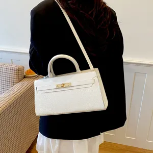 Modische weiße Damen Handtasche mit Krokodilmuster und elegantem goldenen Schloss.