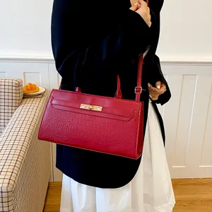 Rote Umhängetasche aus Leder mit Kroko-Prägung stylische strukturierte Handtasche mit Griff