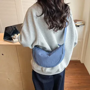 Borsa a tracolla mezza luna minimalista in tinta unita da donna stile moda quotidiana.