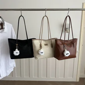 Damen Gewebtes PU Leder Tote Tasche Vintage Casual Große Kapazität Umhängetasche Mit Plüsch Anhänger Mode Pendler Handtasche