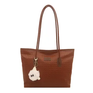 Braune geflochtene Damentasche, stilvolle Freizeit Schultertasche mit flauschigem Anhänger.