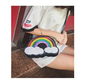 Detalle del bonito bolso cruzado de lentejuelas con forma de nube de arco iris brillante.
