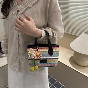 Chic sac à main en paille tressée rayée colorée avec charms marguerite, cabas d'été élégant.