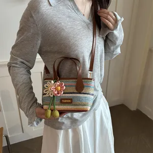 Sac à main en paille rayé chic avec pendentif fleur, sac bandoulière d'été stylé pour femme.