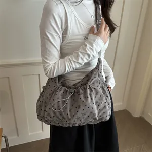 Korean style κομψή τσάντα ώμου από κοτλέ, casual dumpling τσάντα με σχέδιο καρδιές.