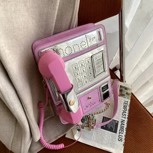 Detailansicht der kreativen Retro-Telefon geformten Umhängetasche in Rosa mit Hörer.