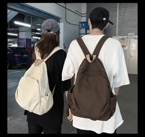 Canvas Rucksack Detailansicht mit lässigem Retro-Design und strapazierfähigen Trägern.