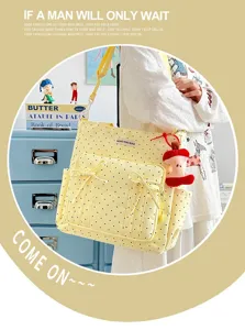 Detalle de bolso tote de lona de lunares amarillos con lazos bonitos y un colgante de felpa de manzana.