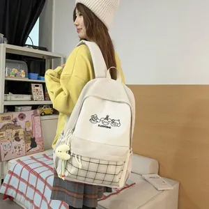 Detailansicht des japanischen College Rucksacks mit Karotasche und niedlichem Puppenanhänger.
