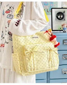 Bolso de lona amarillo con lunares, bolsillos de lazo y bonito colgante de manzana.