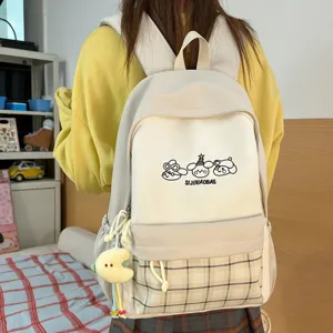 Süßer College-Stil Campus Rucksack mit Kontrast Karo-Tasche und süßem Plüsch-Anhänger.