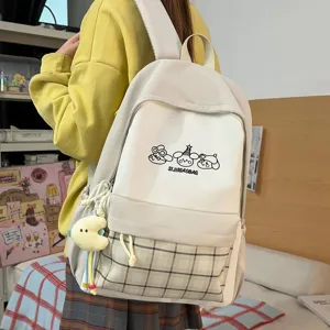 Detailansicht des süßen College-Stil Rucksacks mit karierter Vordertasche und Design.