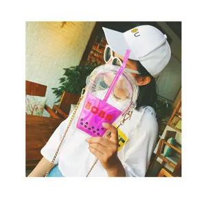 Detailansicht der klaren Bubble-Tea-Umhängetasche aus transparentem PVC mit holografischem Beutel.