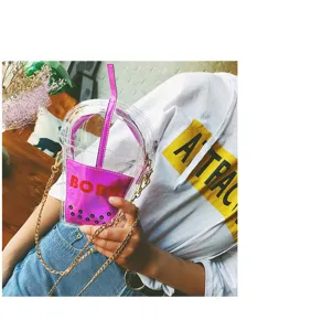 Detailansicht der transparenten Bubble Tea Becher Umhängetasche mit rosa Pouch und Kette.