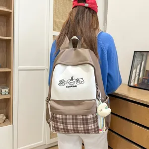 Detailansicht des japanischen College-Rucksacks im Color-Blocking-Design mit süßem Cartoon.
