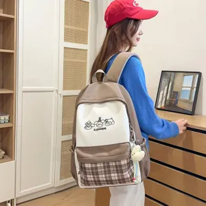 Japanischer süßer College-Rucksack für Damen, leichter, farbblockierender Schultag-Bag.