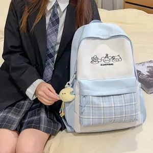 Detailansicht des süßen japanischen College-Rucksacks mit Kontrastfarbe und Druck.