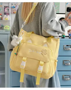 Detailansicht der gelben Katzen-Segeltuchtasche mit süßen Ohren und gestickten Details auf der Tasche.