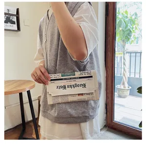 Sac bandoulière en cuir PU avec motif de journal élégant et chaîne pour les femmes.