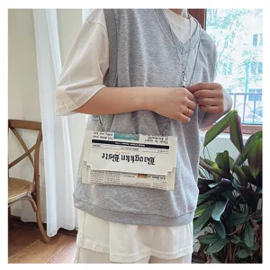 Sac à bandoulière enveloppe en cuir PU imprimé journal tendance pour femmes style streetwear