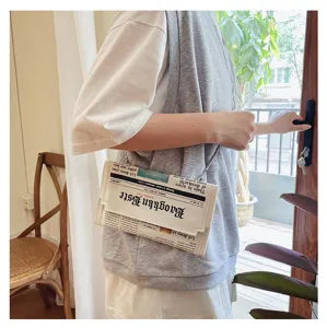 Sac bandoulière enveloppe en cuir PU tendance doté d'une impression de journal créative.