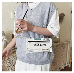 Sac à bandoulière enveloppe en cuir PU à motif journal fantaisie, style streetwear tendance.