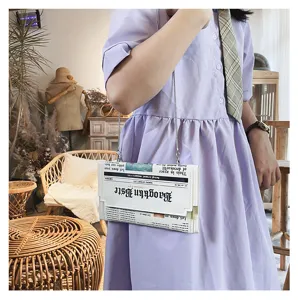Sac bandoulière élégant imprimé journal avec chaîne métallique pour femme style chic quotidien