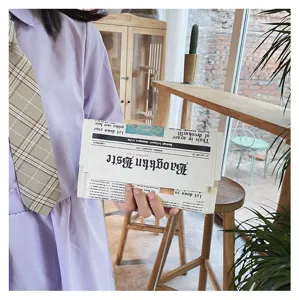 Sac bandoulière élégant en cuir PU avec un motif de journal créatif pour les femmes.
