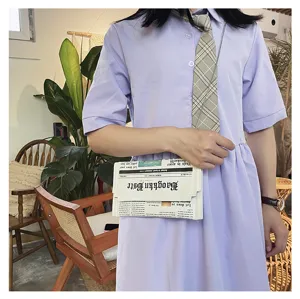 Sac bandoulière enveloppe en cuir PU imprimé journal créatif à la mode pour femme quotidien