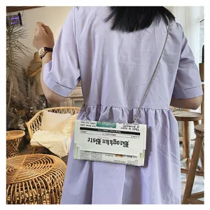 Sac bandoulière tendance en cuir PU imprimé journal avec bandoulière chaîne stylée pour femmes.