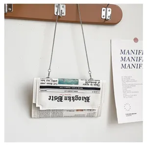 Vue détaillée du sac bandoulière enveloppe en cuir PU avec imprimé journal créatif.