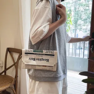 Sac bandoulière tendance en cuir PU imprimé journal avec bandoulière chaîne pour femme