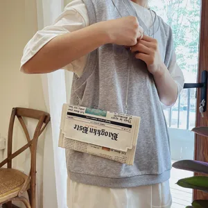 Sac bandoulière créatif en similicuir avec imprimé journal, élégant sac enveloppe.