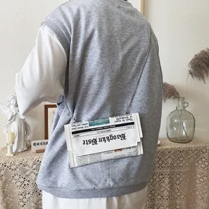 Vue détaillée d'un sac bandoulière en cuir PU élégant avec un imprimé journal vintage.
