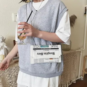 Sac bandoulière enveloppe en cuir PU imprimé journal tendance pour femme, look urbain décontracté.