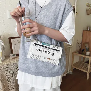 Vue détaillée du sac bandoulière enveloppe tendance avec imprimé journal créatif.