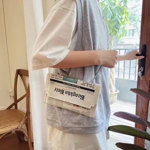 Sac bandoulière élégant en cuir PU pour femme avec design imprimé journal créatif.