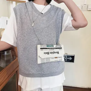 Gros plan détaillé d'un sac bandoulière en cuir PU avec imprimé journal créatif porté par modèle.