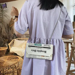 Sac bandoulière enveloppe en cuir PU imprimé journal créatif avec chaîne métallique.